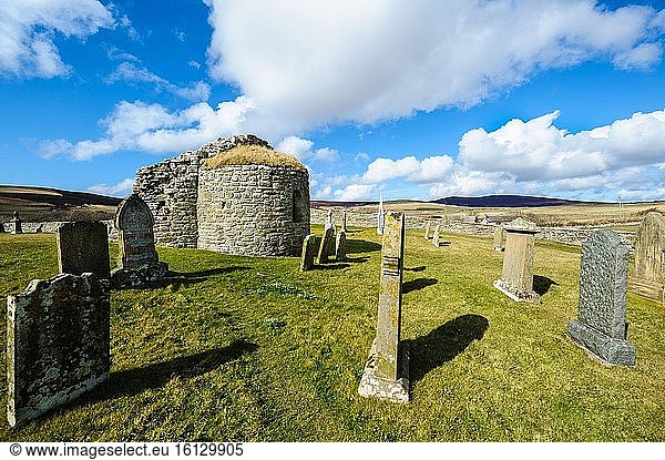 Die Orphir-Rundkirche  Orkney. Die Orphir Round Kirk wurde im späten 11. oder frühen 12. Jahrhundert erbaut und wurde vermutlich von Graf Hakon errichtet. Sie ist dem Heiligen Nikolaus gewidmet und wurde von der Grabeskirche in Jerusalem inspiriert.