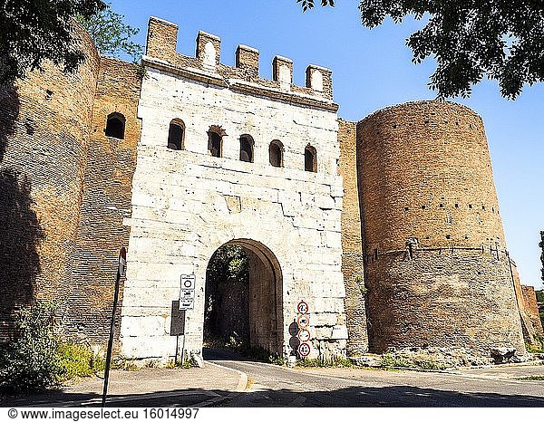 Die Porta Latina ist ein einbogiges Tor in den Aurelianischen Mauern des antiken Rom - Rom  Italien.