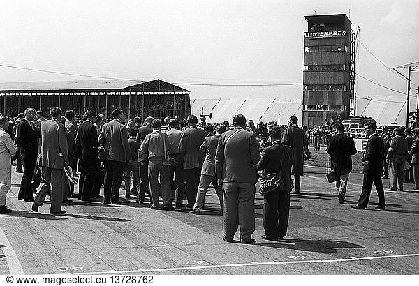 Die Presse drängt sich auf der Rennstrecke des International Trophy Race  Silverstone  England  14. Mai 1960.