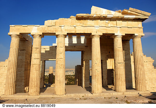Die Propyläen  monumentaler Torbau der Akropolis  Athen  Griechenland