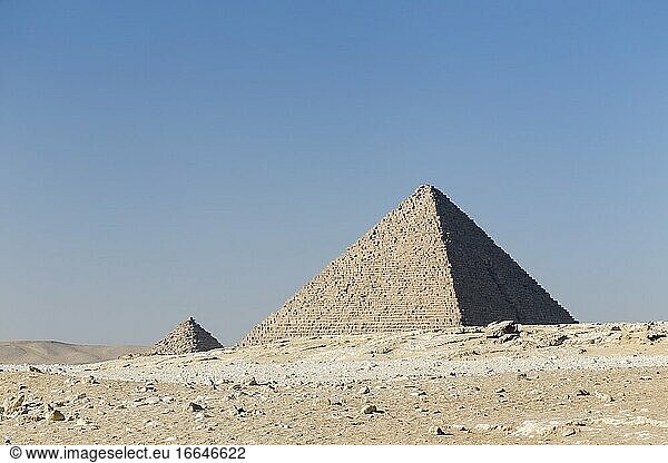 Die Pyramide von Menkaure neben den Pyramiden der Königin  Gizeh  Ägypten.