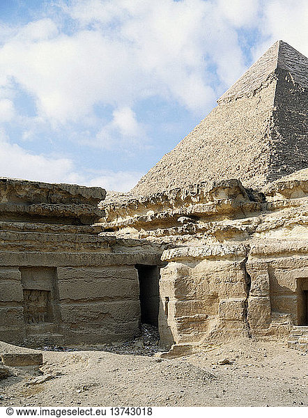 Die Pyramiden von Gizeh  Blick auf die Eingänge zu den Mastabas der verschiedenen Beamten. Ägypten. Alt-Ägyptisch. Altes Reich. Gizeh.