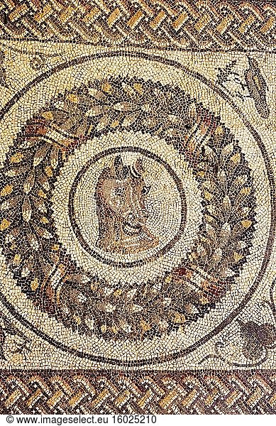 Die römische Villa del Casale  die auf das Ende des 4. Jahrhunderts zurückgeht. Jahrhunderts n. Chr.  gehörte einer mächtigen römischen Familie. Die bezaubernden Mosaike  die als die schönsten und am besten erhaltenen ihrer Art gelten.