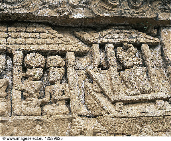 Die Reliefs an den Tempeln des Lara Jonggrang-Komplexes stellen verschiedene Gottheiten oder Szenen aus den großen Hindu-Klassikern  insbesondere dem Ramayana  dar.
