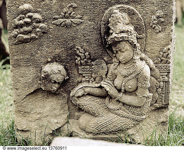 Die Reliefs an den Tempeln des Lara Jonggrang-Komplexes stellen verschiedene Gottheiten oder Szenen aus den großen Hindu-Klassikern und insbesondere dem Ramayana dar  Java  Indonesien. Hindu. um 900 930 n. Chr. Prambanan.