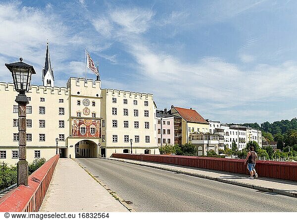 Die Rote Brücke über den Inn und das Stadttor Brucktor. Die mittelalterliche Altstadt von Wasserburg am Inn in der Region Chiemgau in Oberbayern  Europa  Deutschland  Bayern.