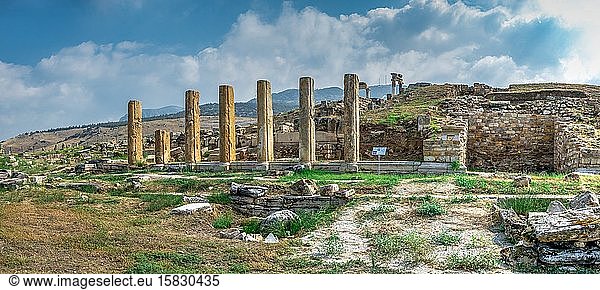 Die Ruinen der antiken Stadt Hierapolis in Pamukkale  Türkei