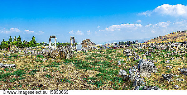 Die Ruinen der antiken Stadt Hierapolis in Pamukkale  Türkei
