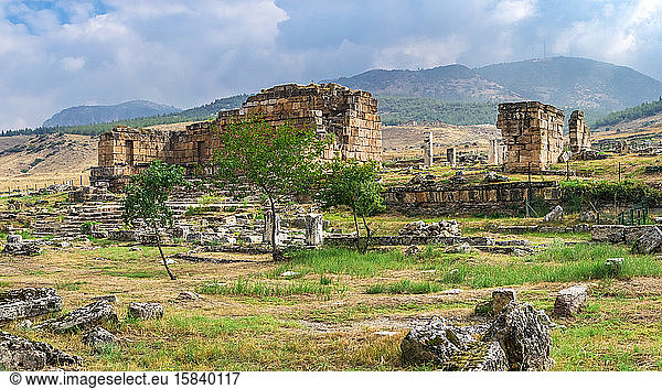 Die Ruinen der antiken Stadt Hierapolis in Pamukkale  Türkei