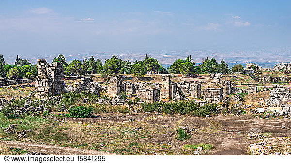 Die Ruinen der antiken Stadt Hierapolis in Pamukkale  Türkei