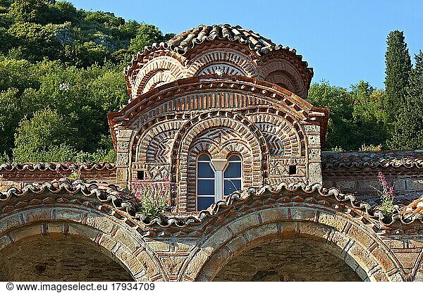 Die Ruinen der byzantinischen Kirche St. Sophia im Kloster von Christus  dem Lebensspender  erbaut von Manuel Kantakouzenos in den späten 1300er Jahren. Mystras  Sparta  auf dem Peloponnes  Griechenland. Ein UNESCO-Weltkulturerbe