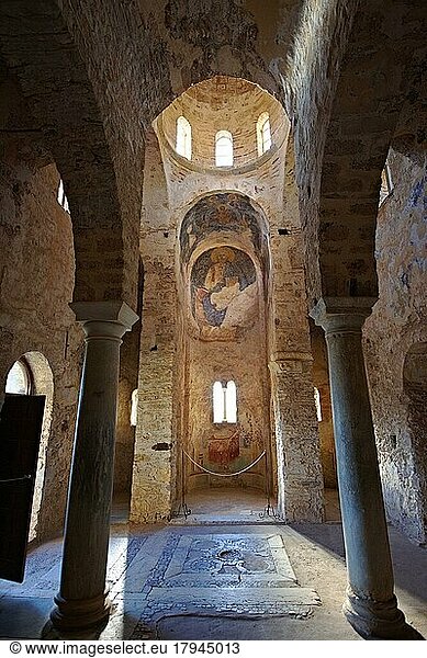 Die Ruinen der byzantinischen Kirche St. Sophia im Kloster von Christus  dem Lebensspender  erbaut von Manuel Kantakouzenos in den späten 1300er Jahren. Mystras  Sparta  auf dem Peloponnes  Griechenland. Ein UNESCO-Weltkulturerbe