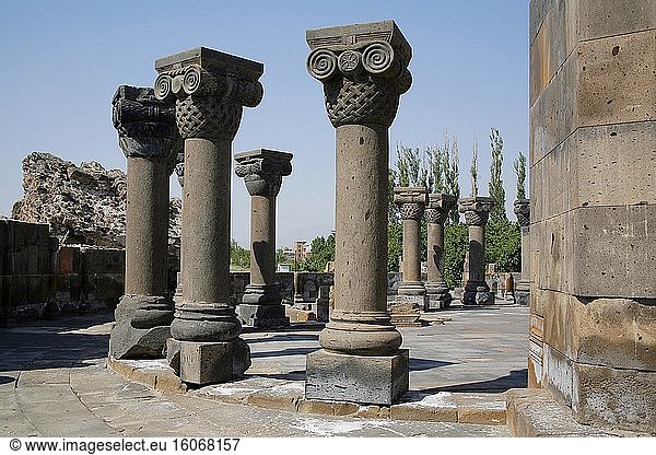 Die Ruinen der Kathedrale in Zvartnots  die 641-661 n. Chr. erbaut wurde. Die Kirche wurde bei einem Erdbeben im Jahr 930 zerstört. Etwas außerhalb von Eriwan in Armenien. Foto: Andr? Maslennikov.