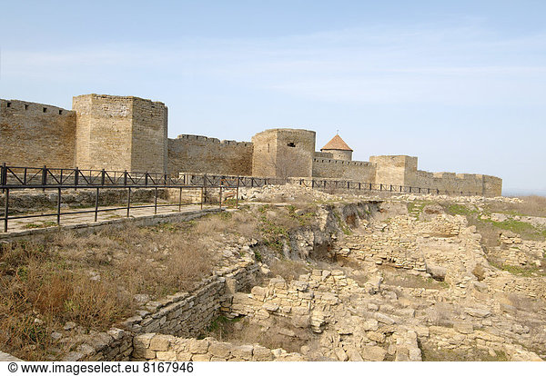 Die Ruinen des antiken Tyras neben den mittelalterlichen Mauern von Maurocastrum