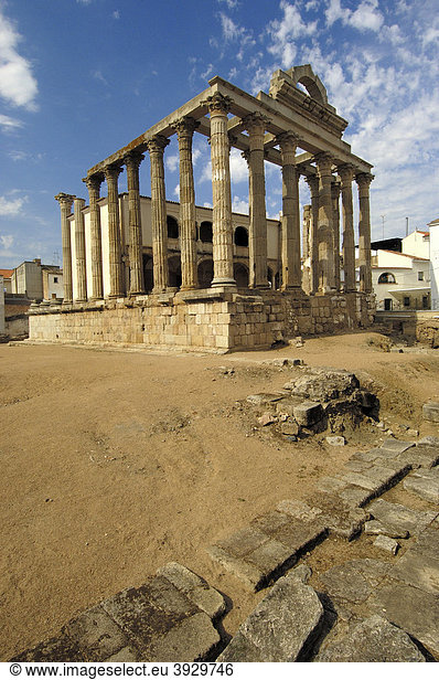 Die Ruinen des Tempel der Diana in der alten römischen Stadt Emerita Augusta  historische Ruta de la Plata Route  Merida  Provinz Badajoz  Spanien  Europa