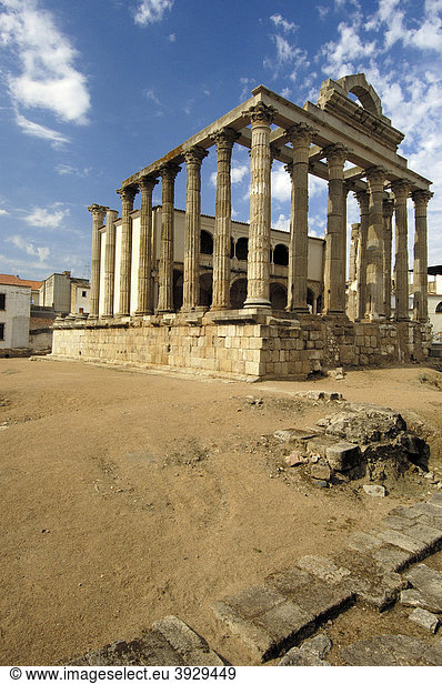 Die Ruinen des Tempels der Diana in der alten römischen Stadt Emerita Augusta  Merida  Provinz Badajoz  Ruta de la Plata  Spanien  Europa