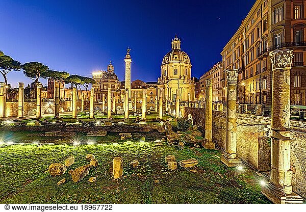 Die Ruinen des Trajansforums in Rom bei Nacht
