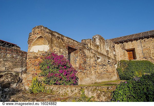Die Ruinen eines ehemaligen Klosters an der Museumspromenade der Casa Santo Domingo in der Stadt Antigua im Hochland von Guatemala.
