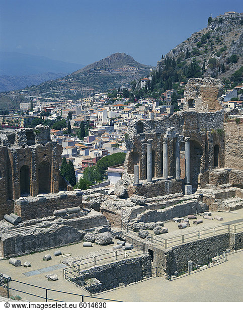 Die Ruinen entnommen das griechisch römische Theater und die Stadt im Hintergrund bei Taormina auf Sizilien  Italien  Europa