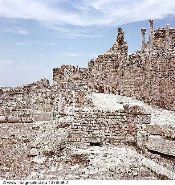 Die Ruinen von Dougga,  einer kleinen römischen Stadt in Nordafrika,  die im 2. bis 3. Jahrhundert n. Chr. blühte,  Tunesien. Römisch. 2. bis 3. Jahrhundert.