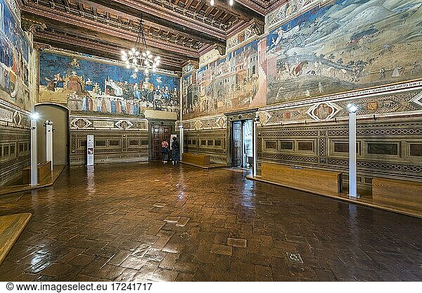 Die Sala della Pace mit dem Freskenzyklus der Guten Regierung und der Schlechten Regierung  1337-1339  Maler Ambrogio Lorenzetti  Palazzo Pubblico  Siena  Toskana  Italien  Europa