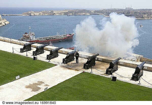 Die salutierende Batterie. Die Malteser Mittagskanone feuert in Valletta  Malta. Die Malta Noon Day Gun  die ursprünglich im Jahr 1566 in Betrieb genommen wurde  diente als Zeitsignal für die Stadt.