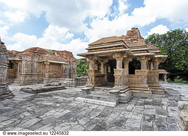 Die Sas-Bahu-Tempel  bestehend aus zwei Tempeln und einem steinernen Torbogen mit exquisiten Schnitzereien  die Hindu-Gottheiten darstellen  in der Nähe von Udaipur  Rajasthan  Indien  Asien