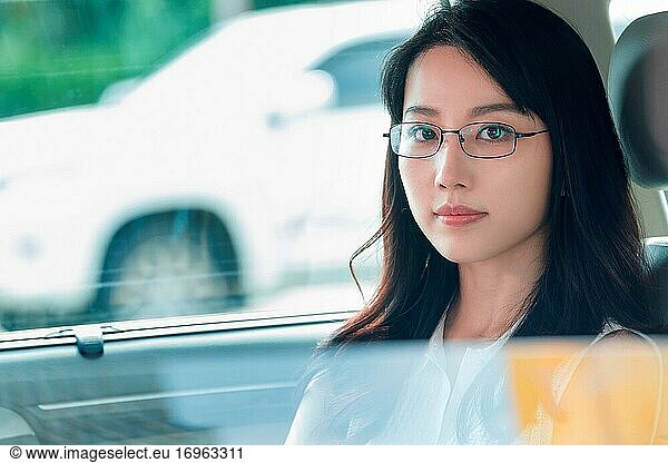 Die schöne junge Frau im Auto