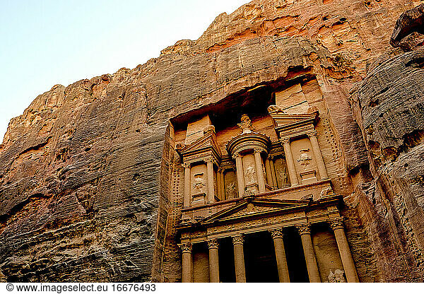 Die Schatzkammer in der antiken Ruinenstadt Petra  Jordanien
