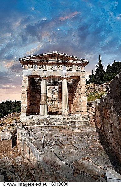 Die Schatzkammer von Athen auf dem Prozessionsweg von Delphi  archäologische Stätte von Delphi  Delphi  Griechenland.