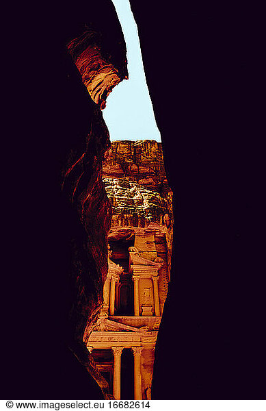 Die Schatzkammer von Petra offenbart sich durch einen Riss im Felsen