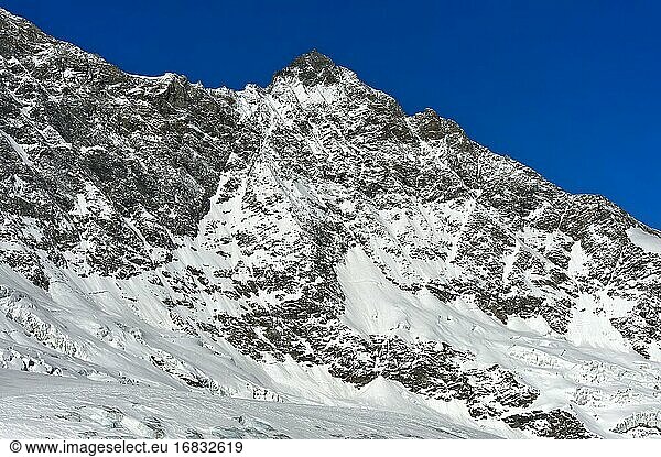Die schneebedeckte Lenzspitze der Mischabelgruppe  Saas-Fee  Wallis  Schweiz.