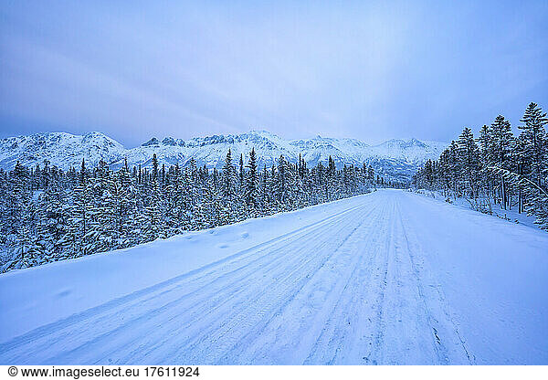 Die schneebedeckten Berge des Gray Ridge entlang der Annie Lake Road im frühen Morgenlicht im Winter; Whitehorse  Yukon  Kanada