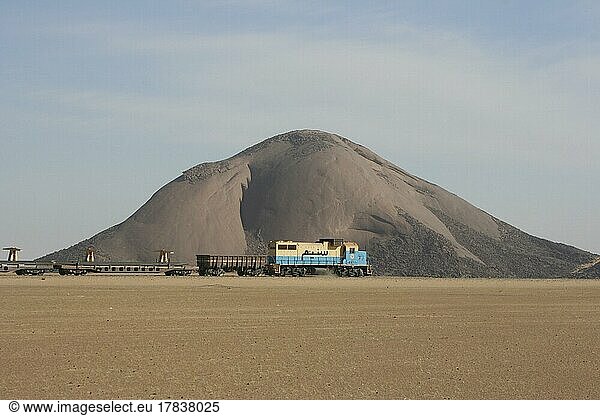 Die schwerste Bahn der Welt (die Eisenerzbahn zwischen Nouadibou und Zouerat) vor dem zweitgrößten Monolithen der Welt  dem Ben Amira  Mauretanien  Afrika