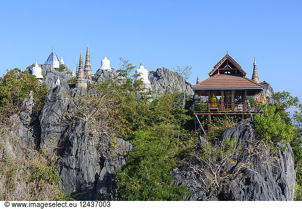 Die schwimmenden Pagoden des Wat Chaloem Phra Kiat Phrachomklao Rachanusorn Tempels  Lampang  Thailand  Südostasien  Asien