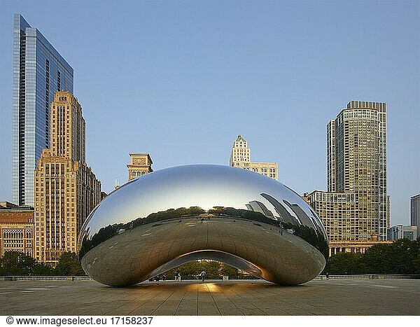 Die Skulptur Cloud Gate  auch bekannt als die Bohne  im Millenium Park  Chicago  Illinois  Vereinigte Staaten.