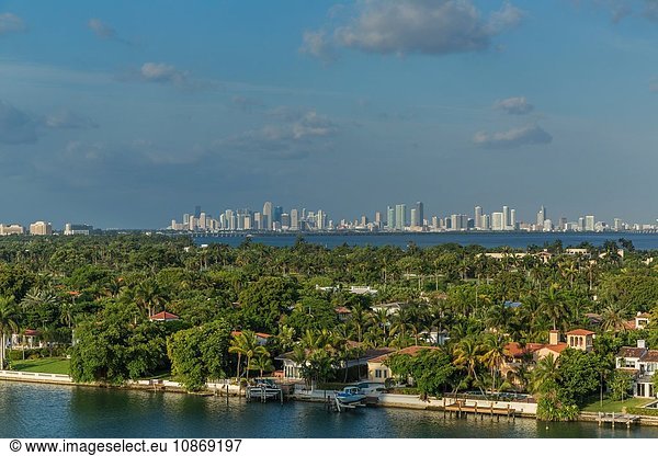 Die Skyline von Miami  Blick von Miami Beach  Florida  USA