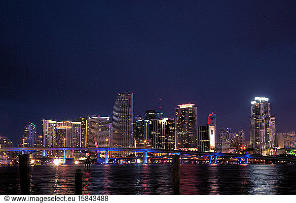 Die Skyline von Miami Florida bei Nacht