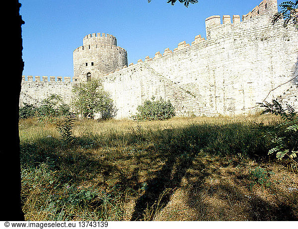 Die so genannte Sieben-Türme-Burg gehört zu den Befestigungsanlagen  die das alte Konstantinopel schützen. Während der jahrhundertelangen türkischen Herrschaft in der Stadt wurden viele der ursprünglichen byzantinischen Befestigungsanlagen verändert oder modernisiert. Die Türkei. Byzantinisch. Byzantinische und spätere Ergänzungen. Istanbul.