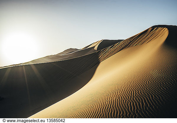 Die Sonne scheint über der Sandwüste  Sahara  Marokko