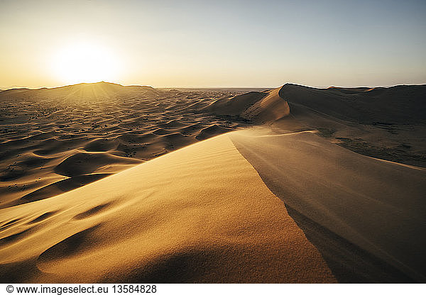 Die Sonne scheint über die ruhige Sandwüste  Sahara  Marokko
