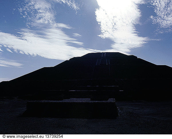 Die Sonnenpyramide: Im 2. Jh. v. Chr. begannen die Bewohner von Teotihuacan  diese große Pyramide über einer kleineren zu errichten. Sie ist eines der größten Bauwerke der antiken Welt. Mexiko. Teotihuacan. Teotihuacan.