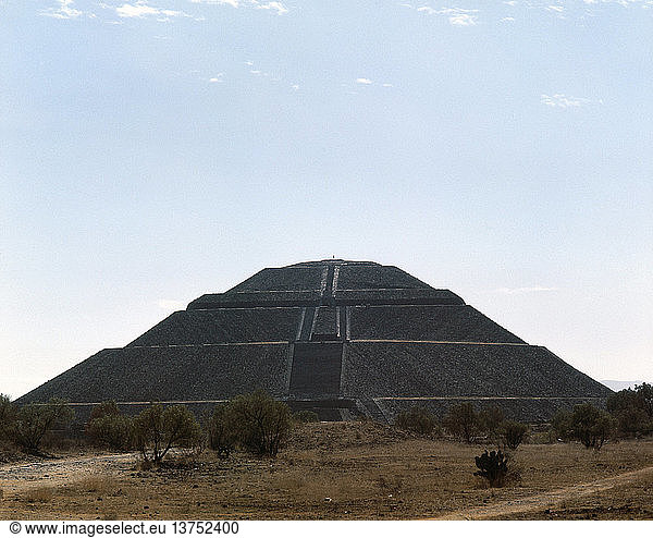 Die Sonnenpyramide: Im 2. Jh. v. Chr. begannen die Bewohner von Teotihuacan  diese große Pyramide über einer kleineren zu errichten. Sie ist eines der größten Bauwerke der antiken Welt. Mexiko. Teotihuacan. Teotihuacan.