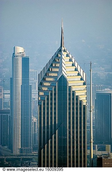 Die Spitze des Two Prudential Plaza Gebäudes in Chicago.