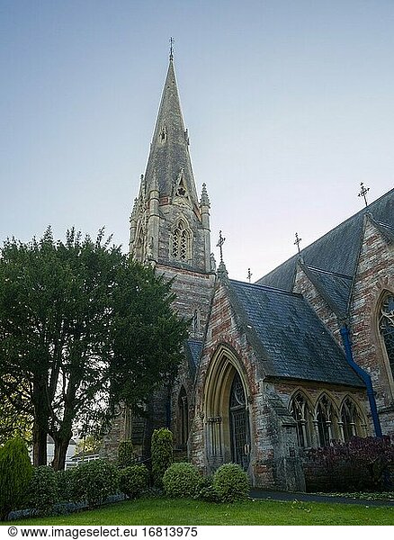 Die St.-Thomas-Kirche aus dem 19. Jahrhundert in der Stadt Wells  Somerset  England.