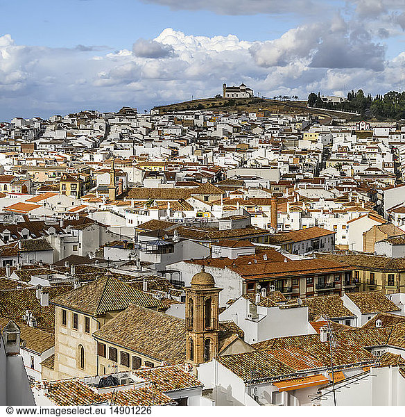 Die Stadt Antequera mit einer Kirche auf einer Bergkuppe in der Ferne; Antequera  Malaga  Spanien