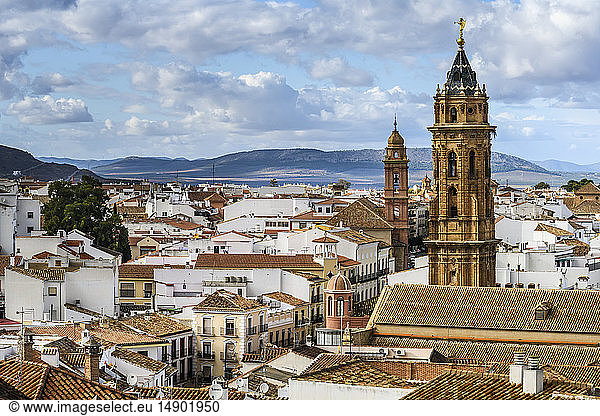 Die Stadt Antequera mit Kirchtürmen in der Silhouette; Antequera  Malaga  Spanien