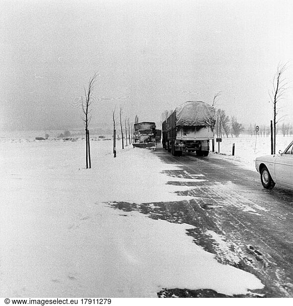 Die Stadt Hannover und das Land Niedersachsen in den 50er und 60er Jahren. Hannover im Schnee-Chaos 1965  Deutschland  Europa