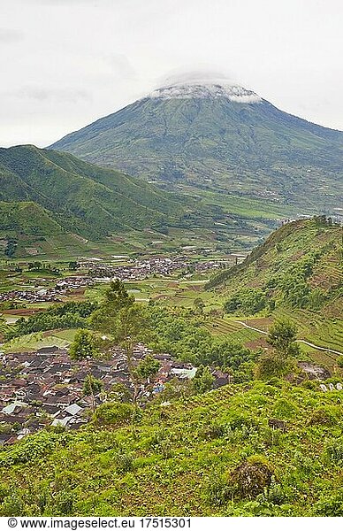 Die Stadt Wonosobo in der vulkanischen Caldera des Dieng-Plateaus  Zentral-Java  Indonesien  Asien
