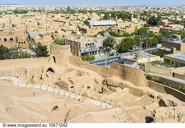 Die Stadtmauern von Narin Qaleh (Narin Ghaleh) und die Stadt von der Lehmziegelfestung Meybod aus gesehen,  Meybod,  Provinz Yazd,  Iran,  Naher Osten